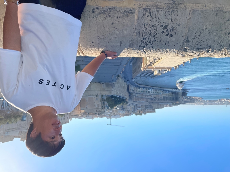 株式会社ウェルネシス(wellnesis)代表の貝瀨郁弥が海外海辺で微笑んで立っている写真